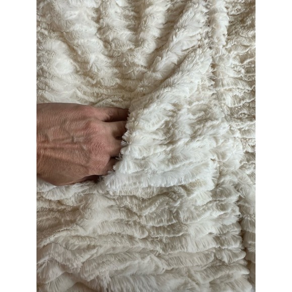 Betsey Johnson Ivory Faux Fur Vest Hook Eye Closure Sz. Large - Picture 8 of 8